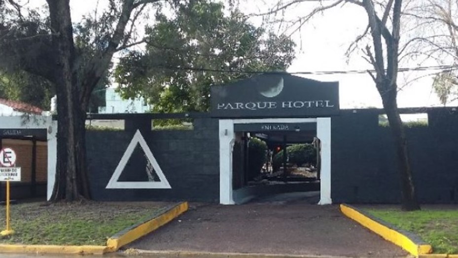 Hicieron un trío en un hotel, se negaron a pagar y quedaron detenidos en Argentina