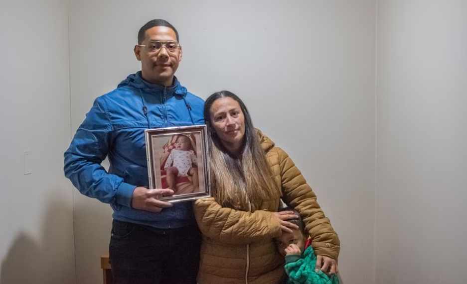 La dura travesía de padres venezolanos que vieron morir a su bebé esperando una cama por virus respiratorio en Chile