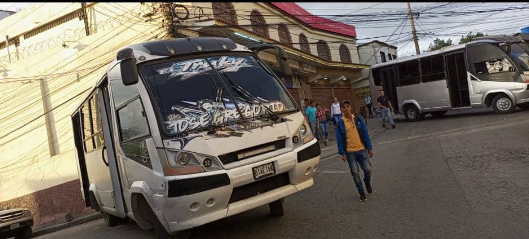Transportistas trancaron el paso al pueblo de Baruta en protesta por mal estado de la vía de Hoyo de la Puerta este #5Jun (Fotos)