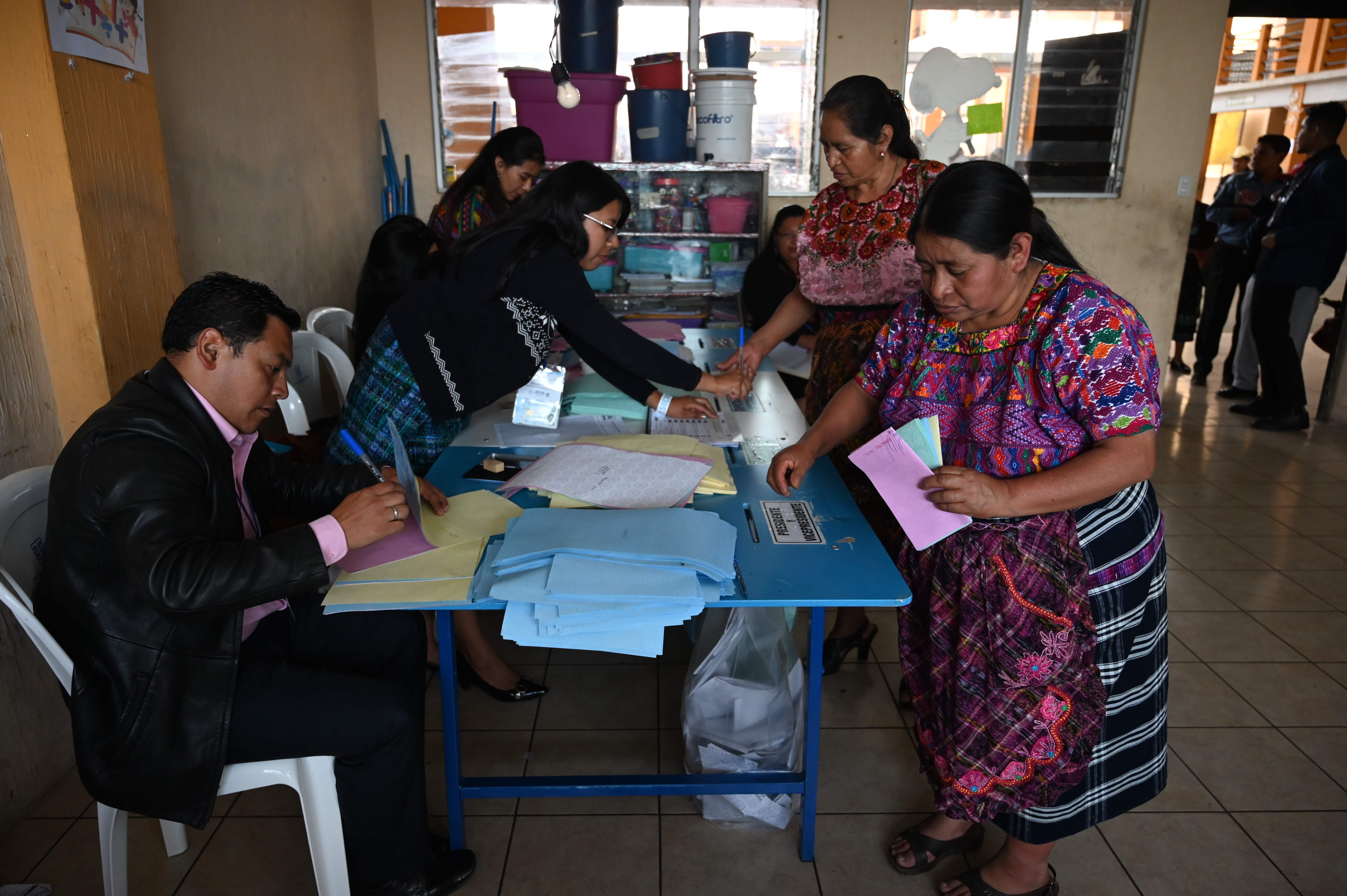 Los guatemaltecos votan en medio de la pobreza, la violencia y la corrupción