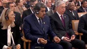 Maduro sorprende y se une al rito musulmán durante ceremonia de asuncion de Erdogan (VIDEO)