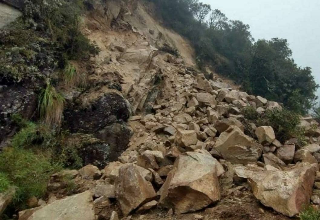 Paso vehicular entre Mérida y Táchira interrumpido por derrumbes (VIDEO)