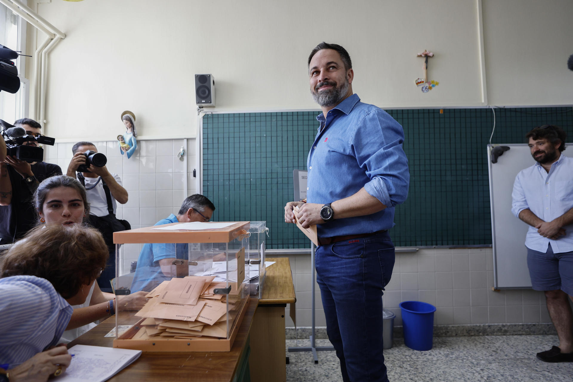 Abascal casi se queda sin votar por este insólito descuido (VIDEO)