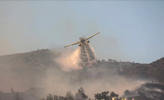 Se estrelló un avión bombero que combatía los incendios en Grecia: había dos personas a bordo