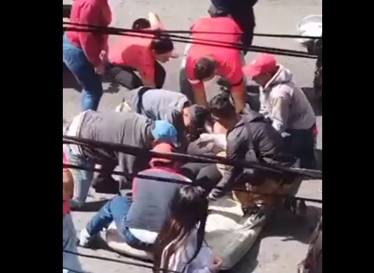 Joven atropellada en El Junquito fue trasladada en una camioneta pick up por falta de ambulancias (Video)
