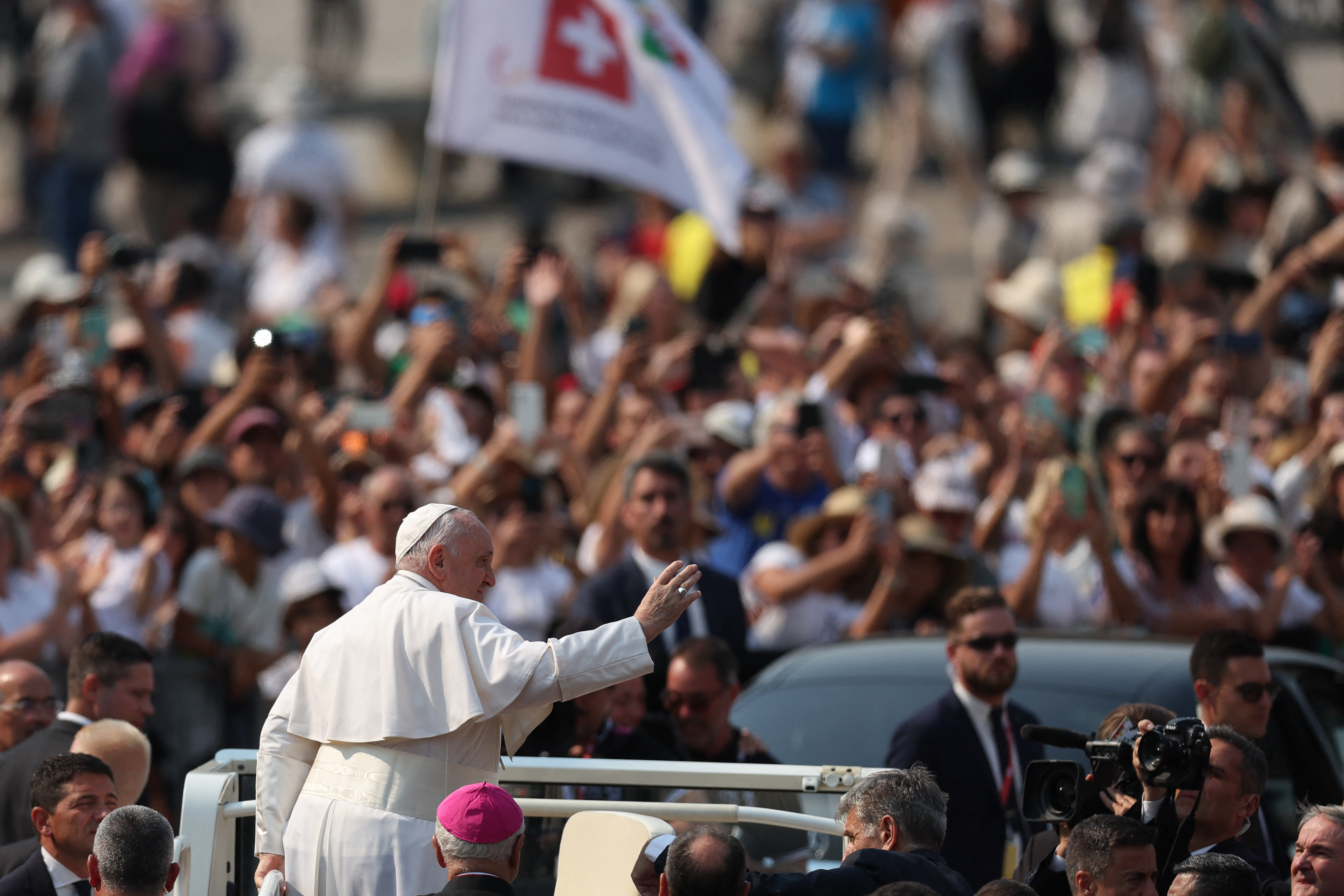 El papa Francisco visita santuario de Fátima, acogido por una multitud de fieles