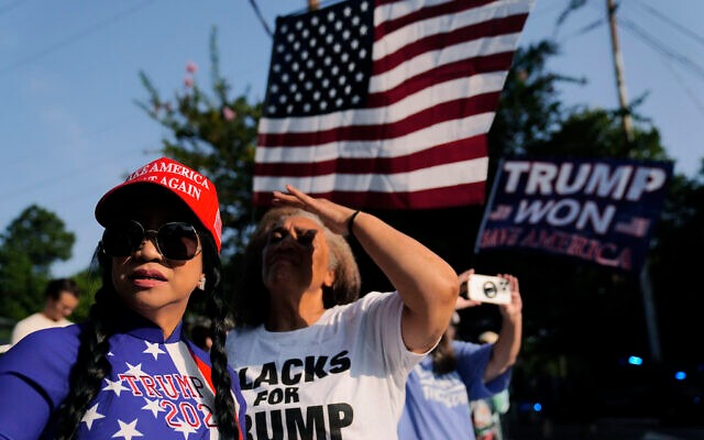 Simpatizantes de Trump se concentran en la cárcel de Georgia antes de su entrega programada (VIDEO)