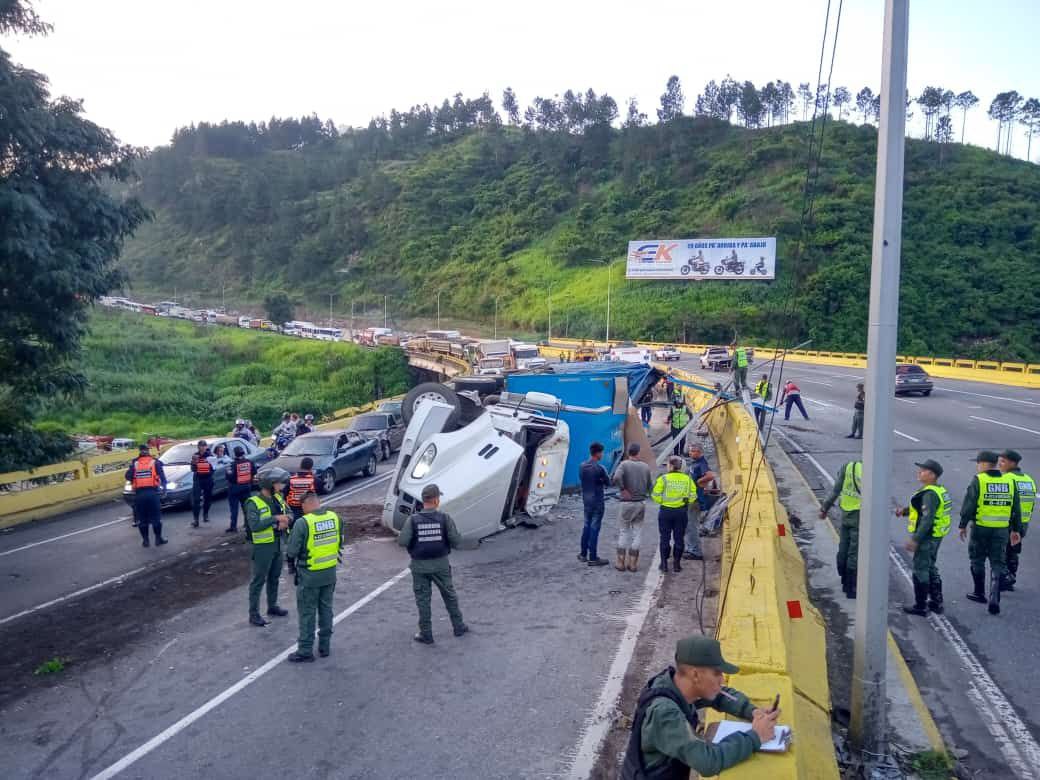 Volcamiento de una gandola provocó terrible congestión vehicular en la ARC a la altura de Tazón #8Ago (FOTOS)