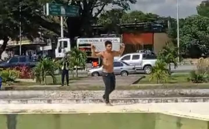 Hombre causó zozobra al subir al obelisco en Barinas hasta que un pastor evangélico oró (FOTO)