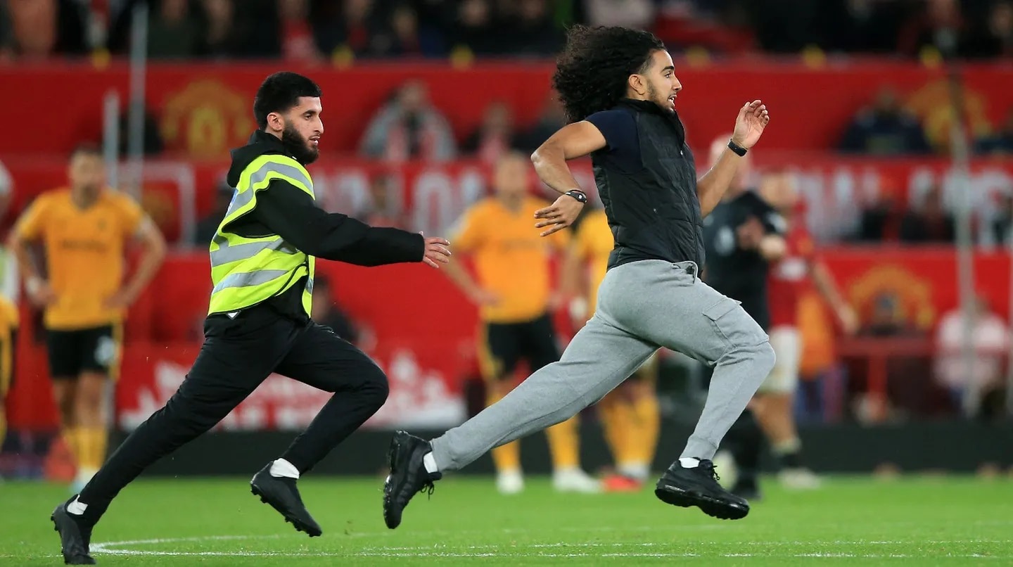 El jugador número 12: Hincha del Manchester United saltó a la cancha y frenó ataque rival en el último minuto (VIDEO)