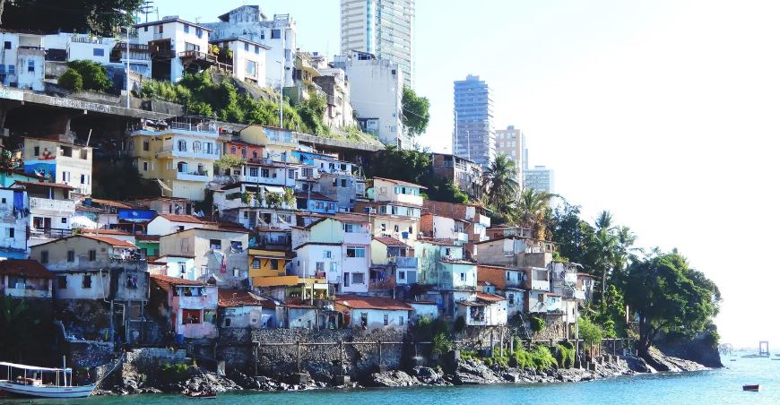 Hallan muertos a seis adultos y tres menores en casas vecinas en Brasil