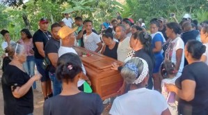 Colapso en cementerios de Sucre obliga a la gente a enterrar familiares en el patio de sus casas