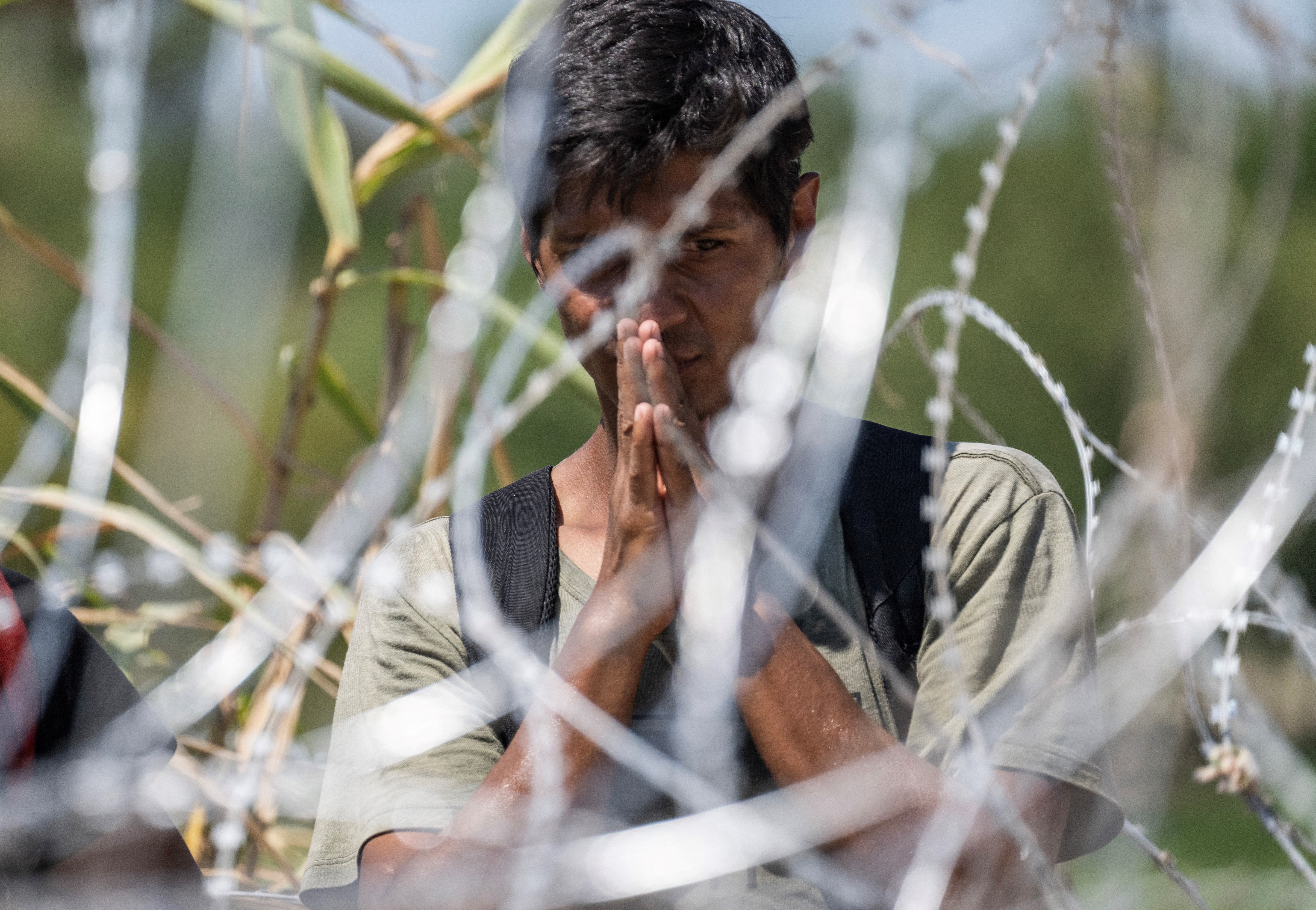 “Si lo cortan, lo reemplazaremos”: Texas no dejará de poner el alambre de púas en la frontera