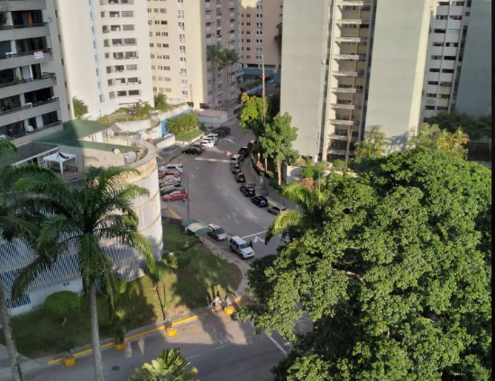 Le cayeron encima a PoliHatillo por negar colas inmensas creadas por una edificación comercial (FOTOS)