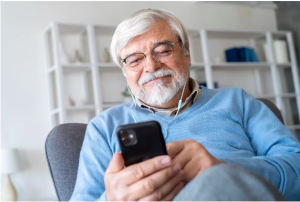 Adultos mayores que usan internet tienen menos riesgo de demencia