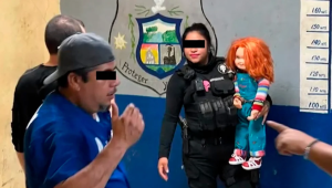 Video VIRAL: arrestaron a “Chucky, el muñeco diabólico” por asaltar a sus víctimas con un cuchillo