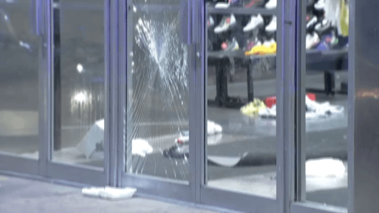 Violentos adolescentes saquearon tiendas de tecnología y ropa en Filadelfia (VIDEO)