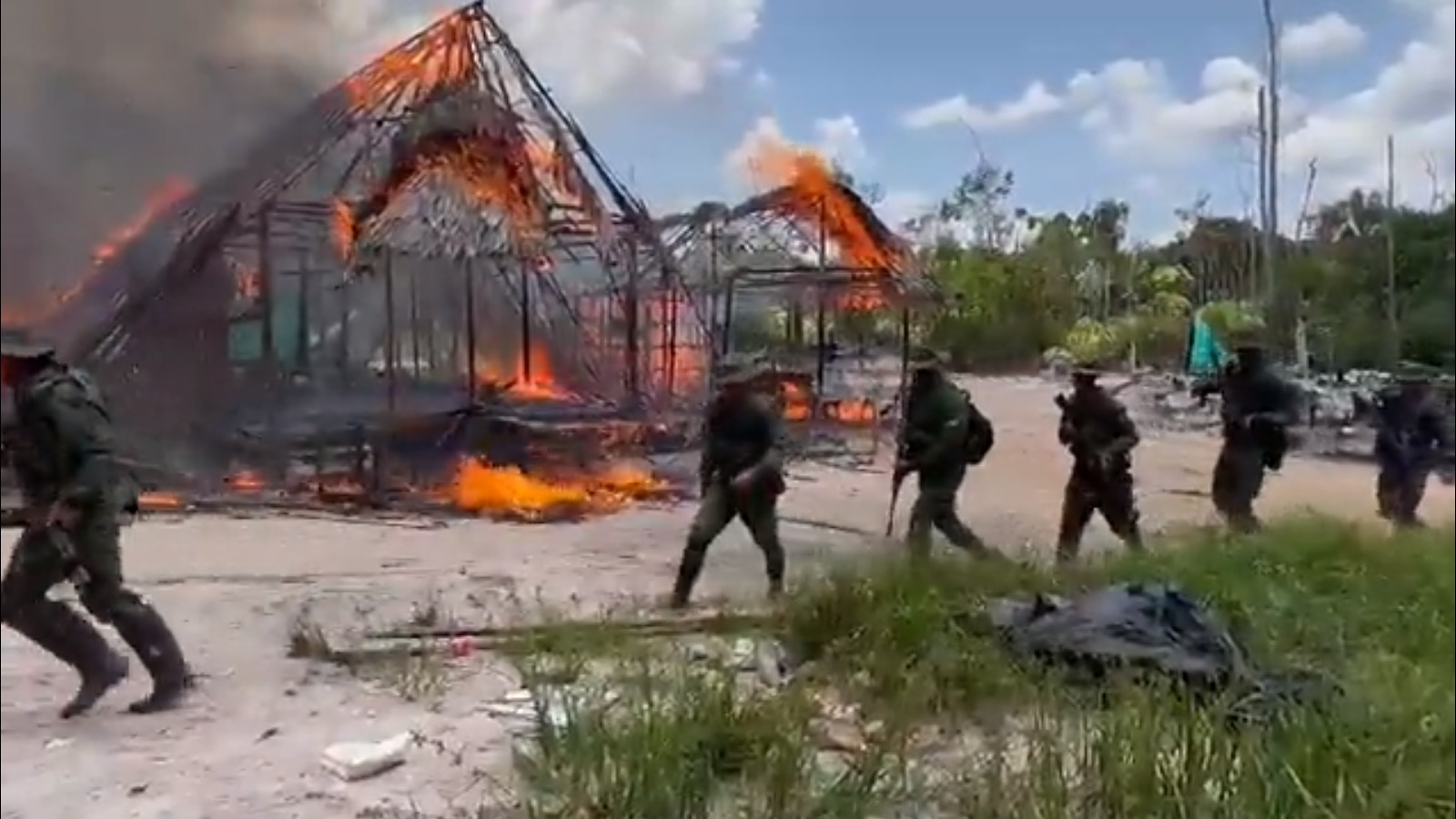 Destruyen 86 estructuras usadas para la minería ilegal dentro del parque nacional Yapacana en Amazonas