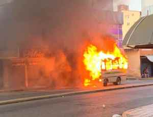 La vida de varios pasajeros se salvó tras advertencia del chofer: autobús estalló en llamas en Maturín (VIDEO)