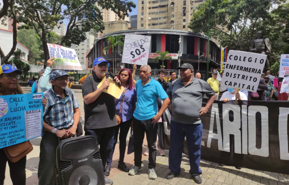 Trabajadores públicos masacrados por los sueldos de hambre de Maduro protestan en Caracas (VIDEOS)
