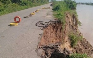 Choferes manejan al filo de la muerte ante desplome de un tramo de la carretera Apure-Barinas