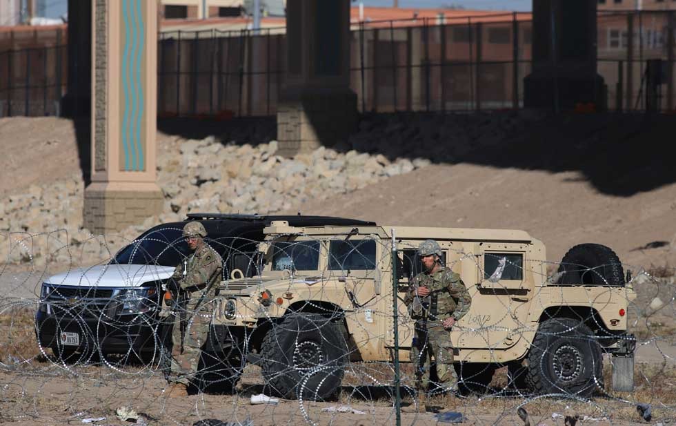 Dos venezolanos intentaron estrangular entre el alambre de púas a un Guardia Nacional de Texas