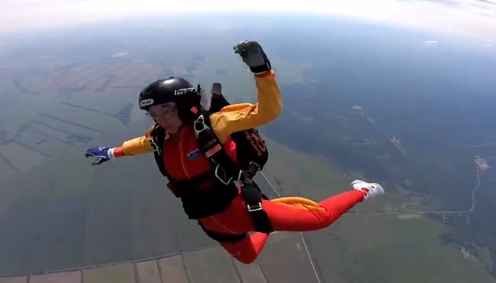 Se lanzó en caída libre por primera vez y su paracaídas falló… pero un ángel llegó para salvarla (VIDEO)