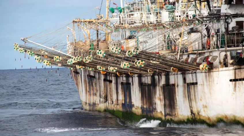 La muerte de un pescador indonesio dejó al descubierto los abusos y maltratos de la flota china que depreda los océanos