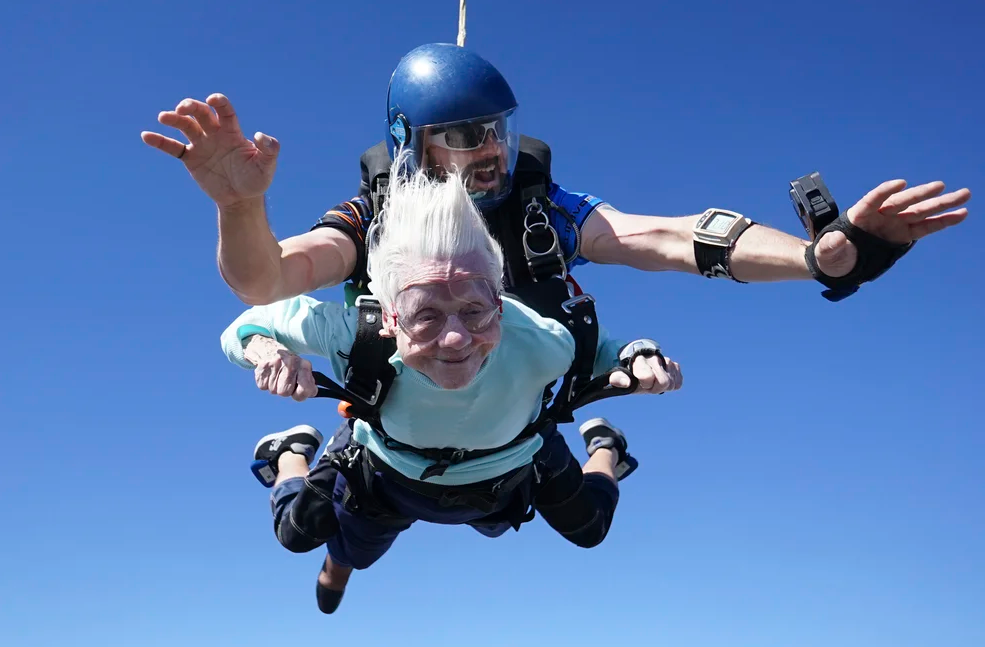 Abuelita de 104 años saltó en paracaídas para romper un récord mundial… luego ocurrió una tragedia (VIDEO)