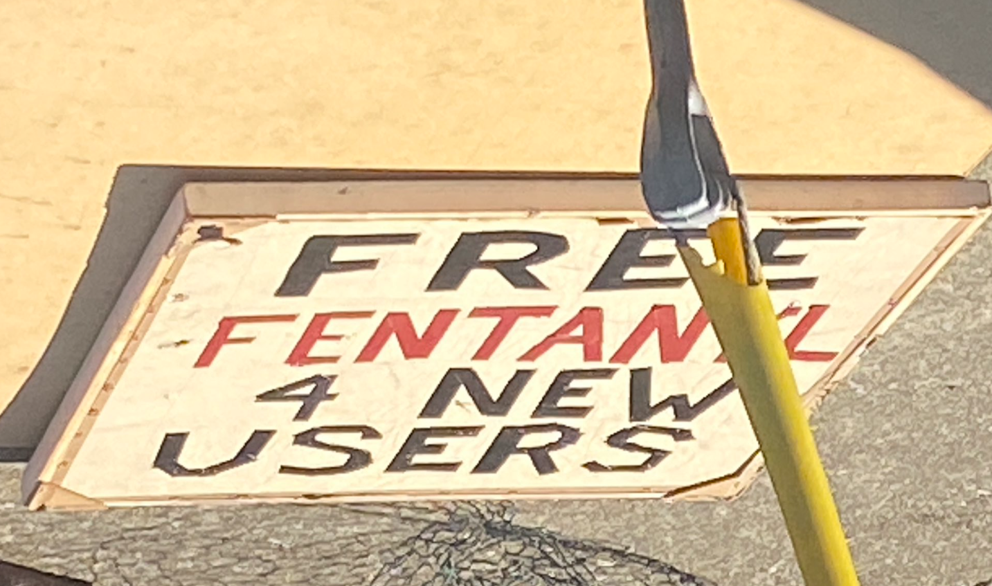 Pederasta convicto montó campamento frente a una primaria de San Francisco con el cartel “fentanilo gratis”