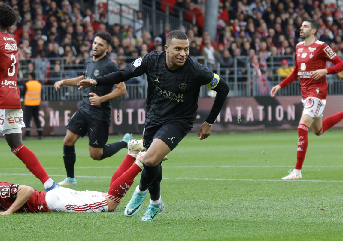 Kylian Mbappé y el VAR rescataron al PSG sobre la hora