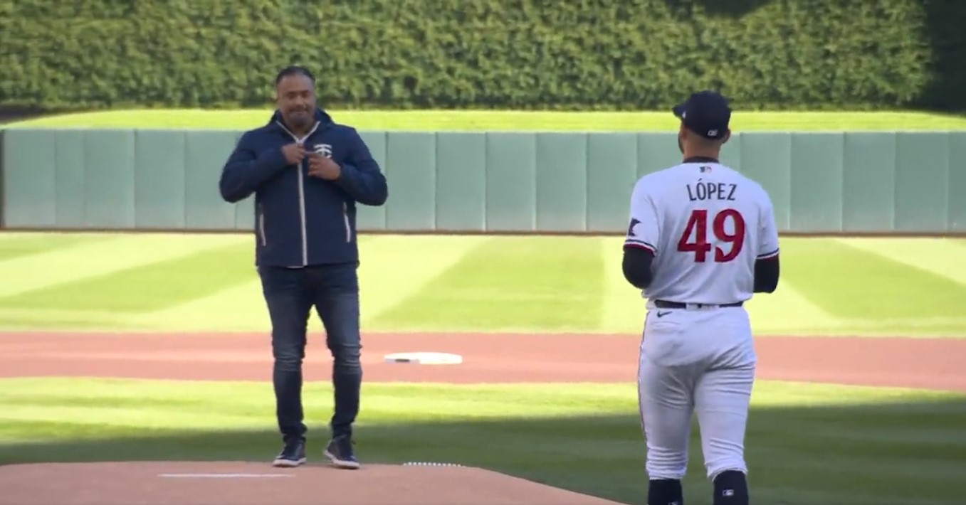 VIDEO: Johan Santana lanzó primer pitcheo de los Mellizos, con homenaje a Pablo López