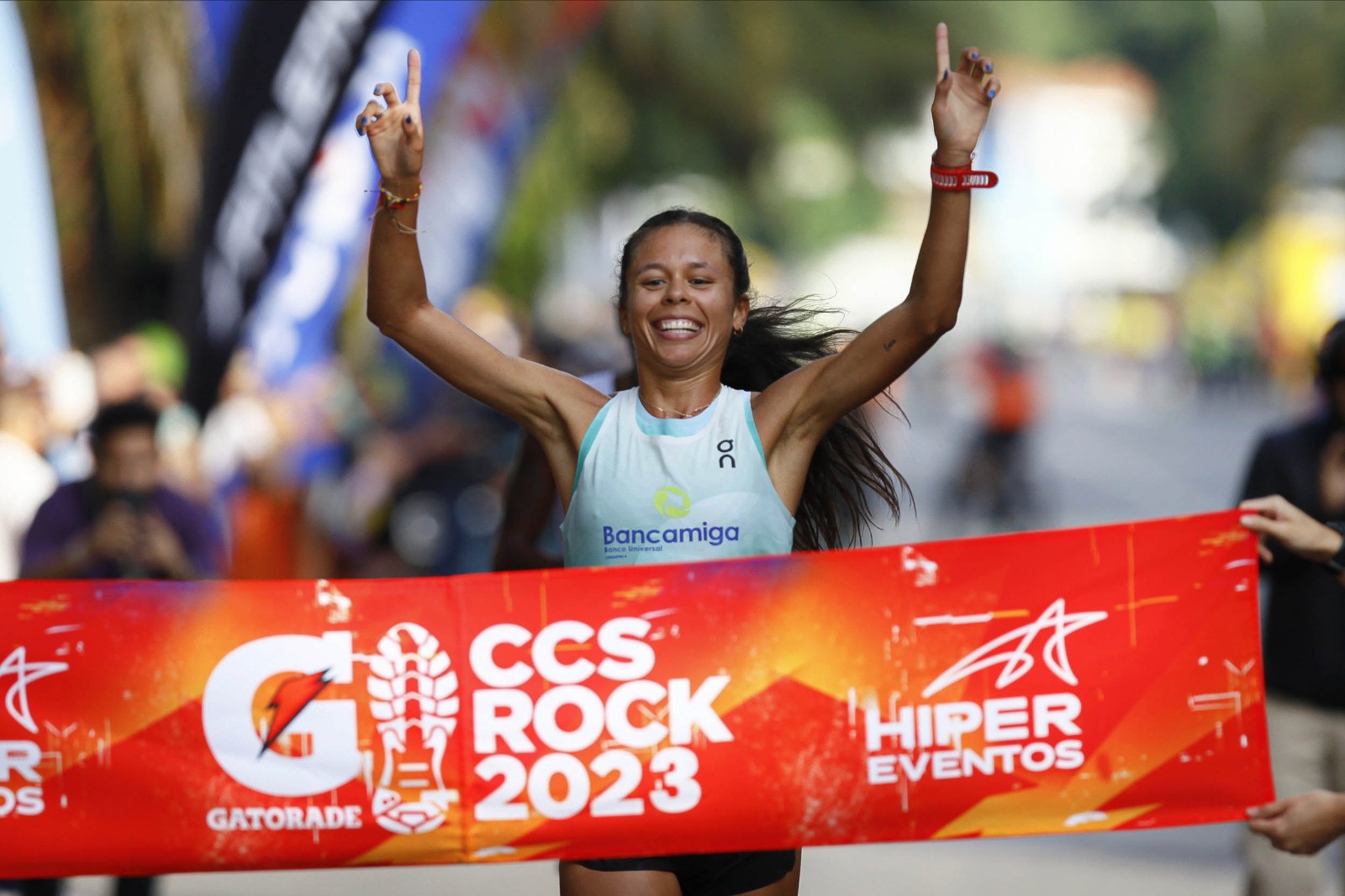 Atleta Bancamiga Joselyn Brea en los más alto del podio de Caracas Rock