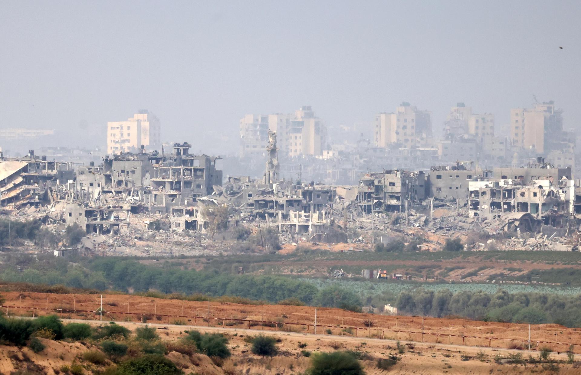 Más allá de la devastación, la ciudad de Gaza está llena de basura y aguas residuales