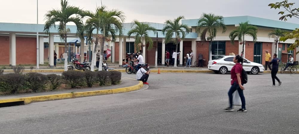 Ya son tres días sin agua en el Hospital Materno de Barinas… y la gente cargando en recipientes