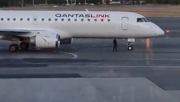 Insólito VIDEO: Mujer en chancletas provocó caos en la pista de un aeropuerto al tratar de abordar un avión