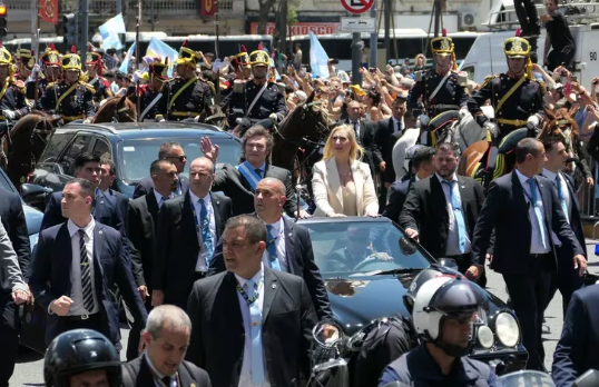 Autoridades argentinas buscan a hombre que atacó el desfile de Milei e hirió a un escolta