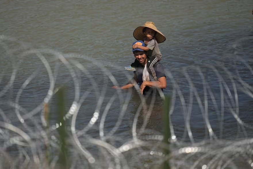 Qué migrantes quedarían eximidos de la severa ley SB4 promulgada en Texas