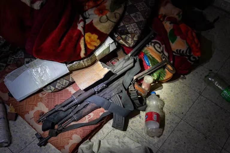 Kalashnikovs, granadas y bazucas: Israel halló armas en una habitación de niños en el centro de Gaza