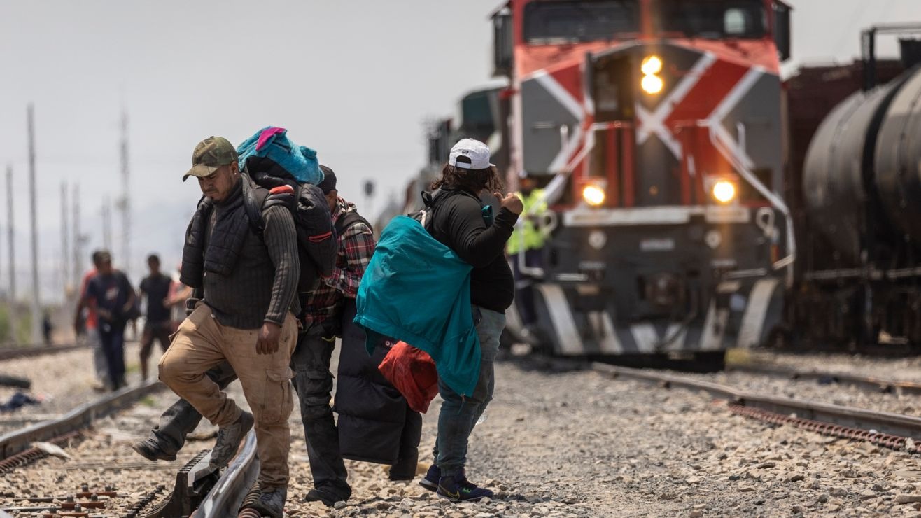 Niña migrante de cinco años perdió una pierna al caer de un vagón de “la Bestia” en México