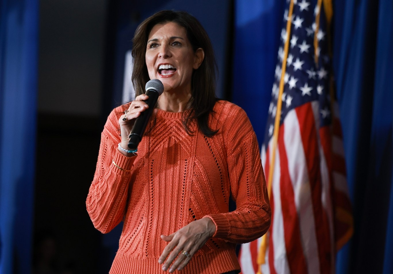 Nikki Haley rechaza propuesta de matrimonio de un partidario de Trump durante mitin en New Hampshire