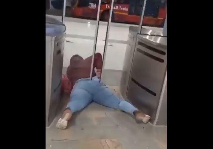 Video VIRAL: quiso entrar gratis al TransMilenio en Bogotá, pero quedó atascada en una puerta