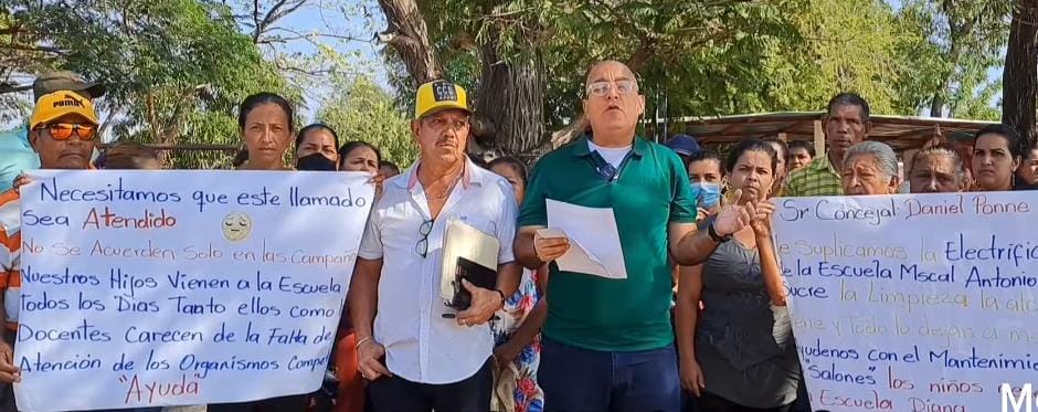 Estudiantes de la escuela Gran Mariscal en Maracaibo “pasan roncha” por el infernal calor de los salones