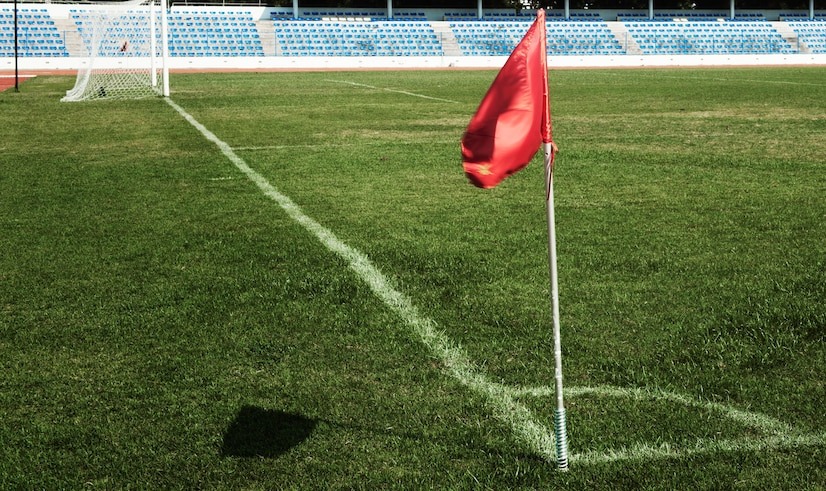 Un futbolista estaba por tirar un córner y recibió un disparo en un brazo