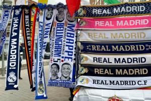Comerciantes intrépidos ya venden bufandas de Mbappé en los aledaños del Santiago Bernabéu