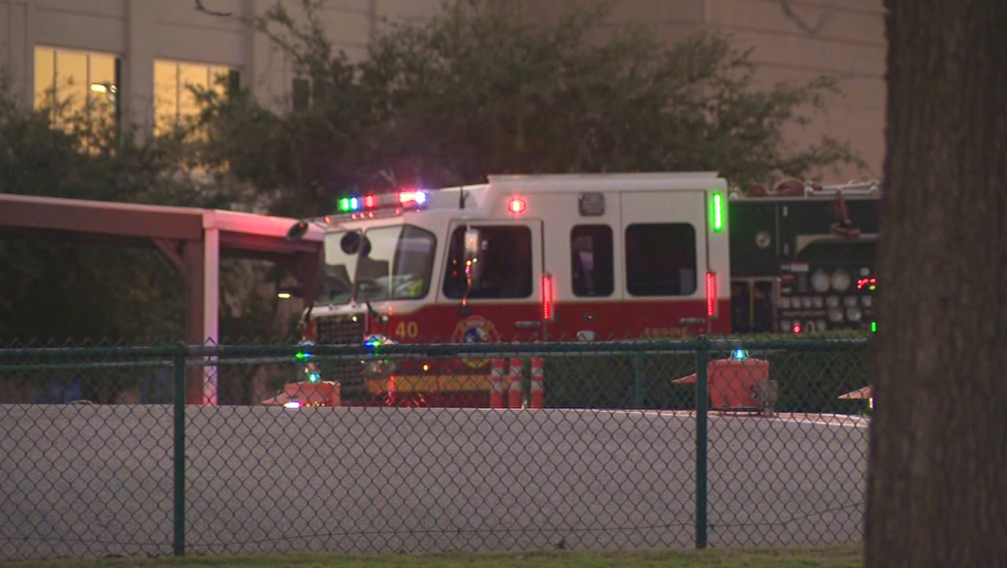 Impacto de un carro contra instalaciones de hospital en Texas dejó múltiples heridos (VIDEO)