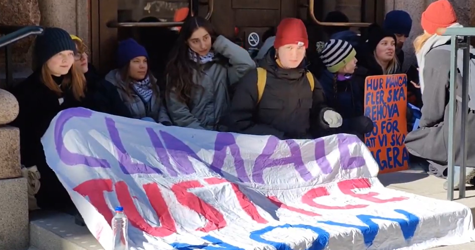 La Policía retira a Greta Thunberg y a otros activistas que bloqueaban el Parlamento sueco