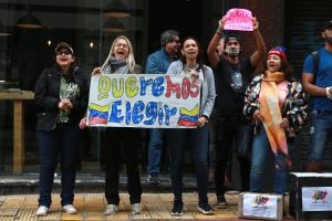 Venezolanos en Uruguay protestaron contra los requisitos exigidos por el CNE para votar