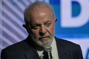 Lula abordó avión hacia Colombia para hablar con Petro sobre las elecciones venezolanas