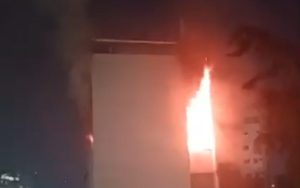 Apartamento en San Bernardino se incendió la noche de este #10Abr: lograron evacuar a 50 personas